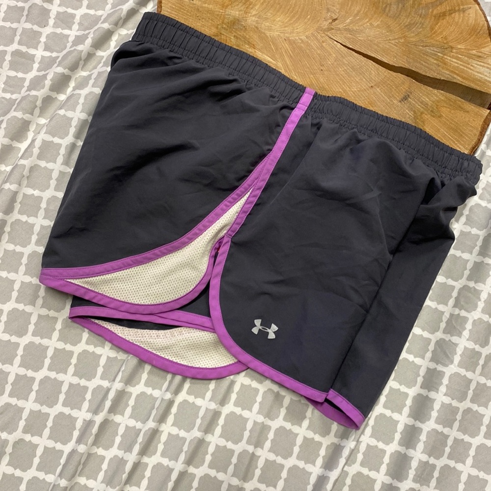 Under armor. Women’s medium semi fitted. Heat gear.